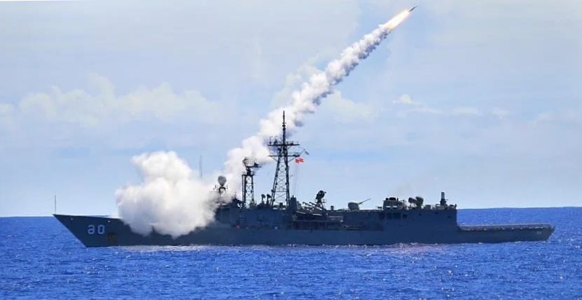 弾道ミサイルを日本海に打ち込む中国